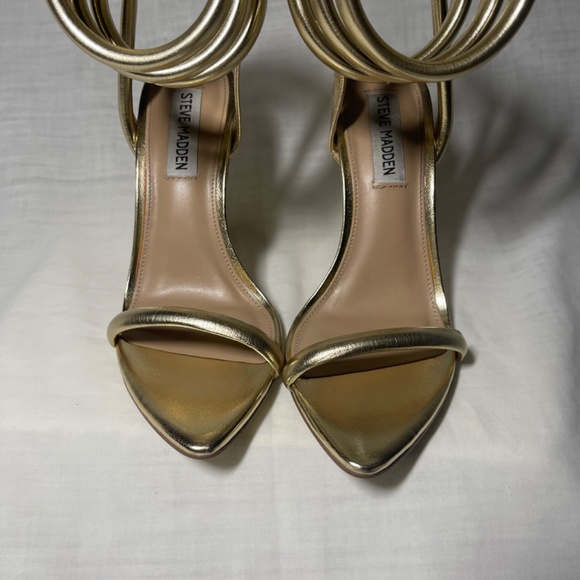 Steve Madden Women's Bali Heeled Sandal, Gold. Wrap around ankle strap. Size 6 - Picture 3 of 8